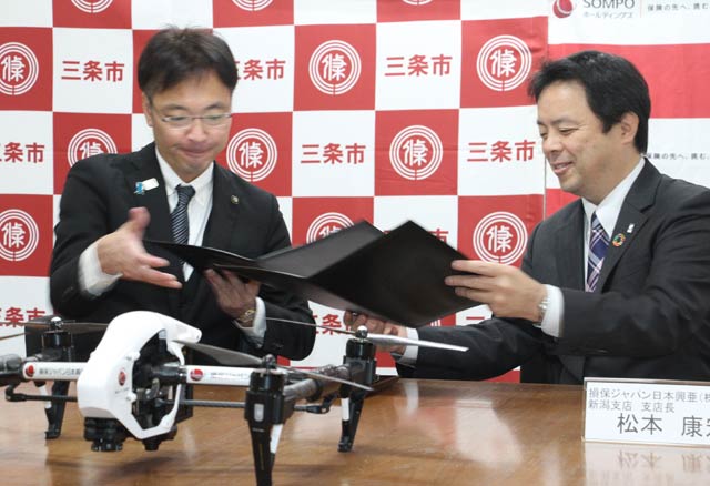 ドローンを前に調印