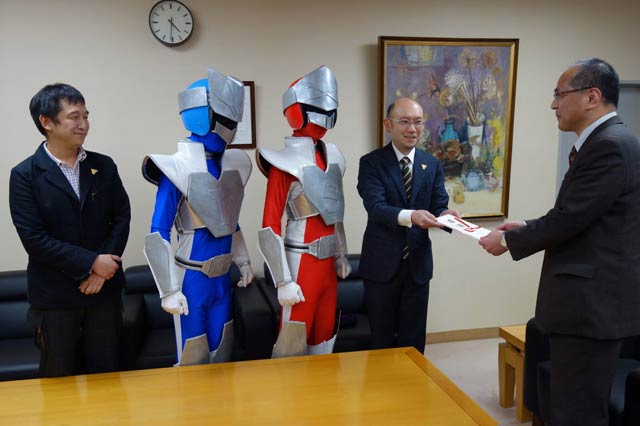 会長から目録を手渡す