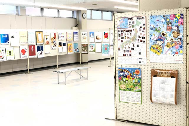 見附市市民交流センター「まちの駅ネーブルみつけ」で開かれている2019年カレンダー展