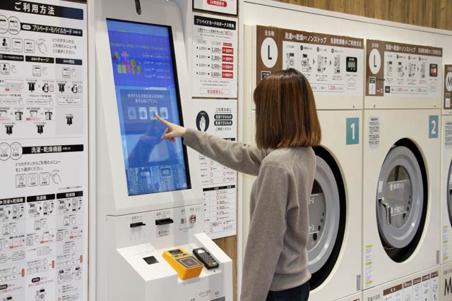 中央の支払いカード発行機で集中操作する