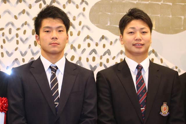 DeNA6位指名の知野直人選手(左)とオリックス育成1位指名の漆原大晟選手