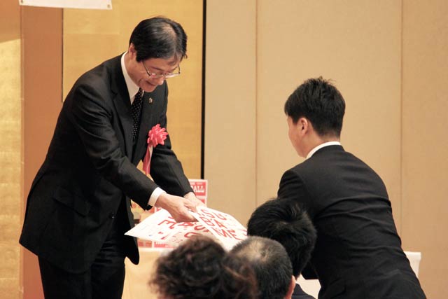ヤクルトの小川泰弘投手と山田哲人内野手のサイン色紙を2人にプレゼントする鈴木燕市長