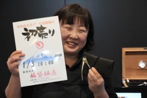 3日に初売りで福袋を販売する諏訪田製作所のショップ