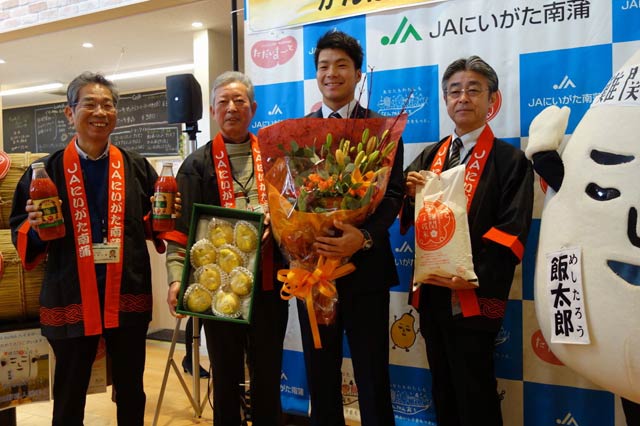 「ただいまーと」で知野直人選手に祈願米「難関突破米」を贈呈