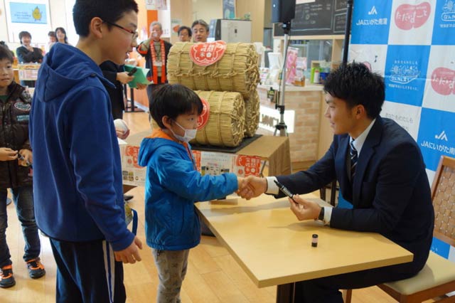 サイン会で子どもたち一人ひとりと握手