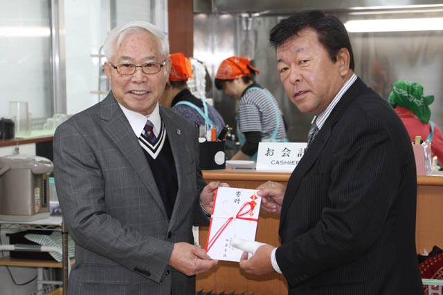 山岡燕市社協会長(左)に寄付を手渡す柳原グローバル社長