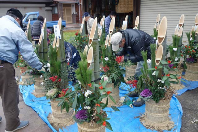 西本成寺有志会が門松を作って三条市内3施設に寄付