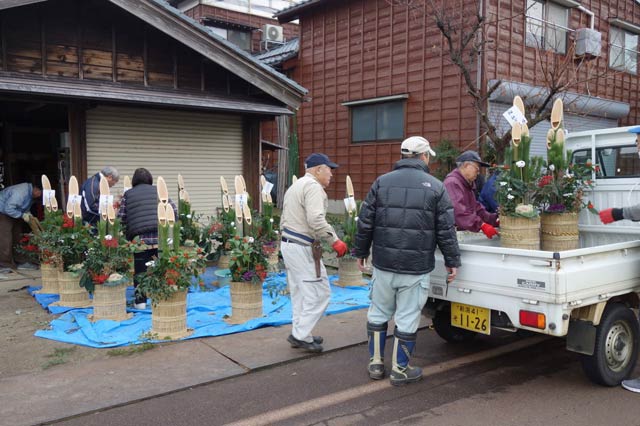 完成した門松を軽トラに積み込んで寄付先へ