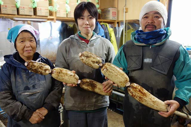 大口れんこん生産組合副組合長の徳坂明仁さん家族