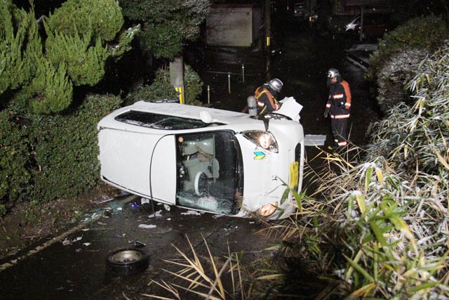 横転した車