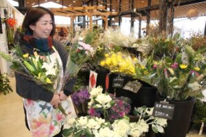 正月用の切り花を販売している道の駅「庭園の郷 保内」で右手に持っているの「特上」、左手に持っているのが「上」