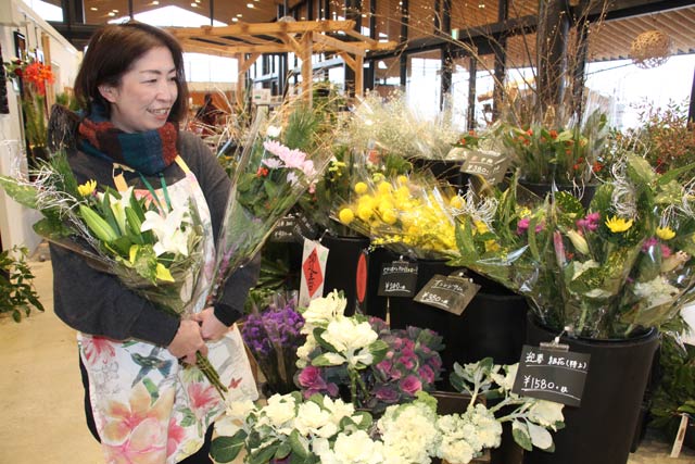 正月用の切り花を販売している道の駅「庭園の郷 保内」で右手に持っているの「特上」、左手に持っているのが「上」