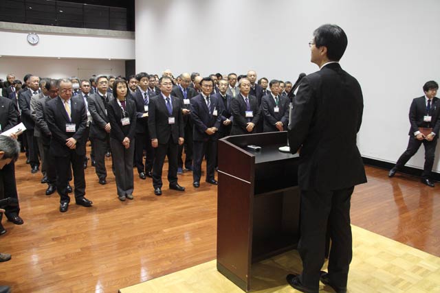 訓示を受ける職員
