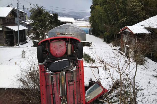 田上町横場新田地内で土手下に転落した車