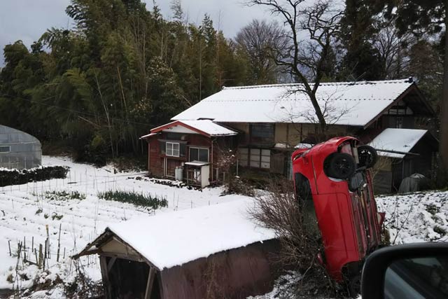 田上町横場新田地内で土手下に転落した車