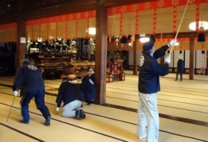 仕事納めの28日に本成寺で恒例のすす払い