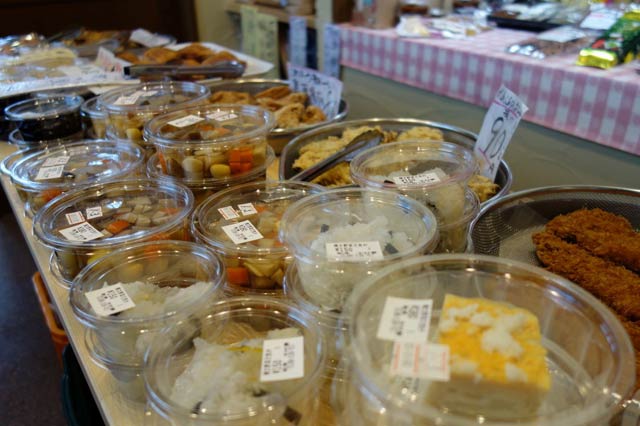 農産物直売所「縄文野菜 元気村」で人気ｎカップ入りの手作り惣菜