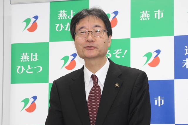 記者会見する鈴木市長