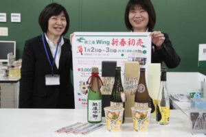 3,000円以上の買い上げでプレゼントするカレーラーメン、金属製ストローと地酒試飲コーナーで試飲できる福顔の清酒