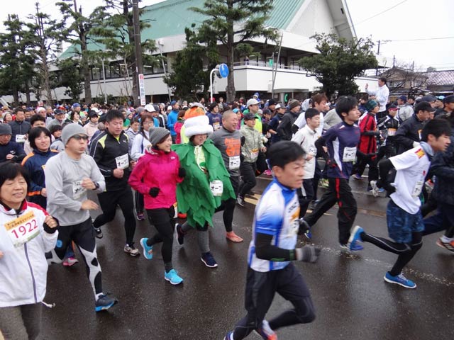 第14回三条市元旦マラソン大会のスタート