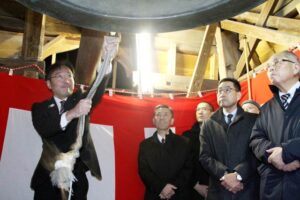 力いっぱい鐘をつく国定三条市長