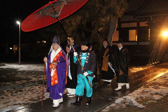 行列で客殿から鐘楼堂へ向かう門谷貫首