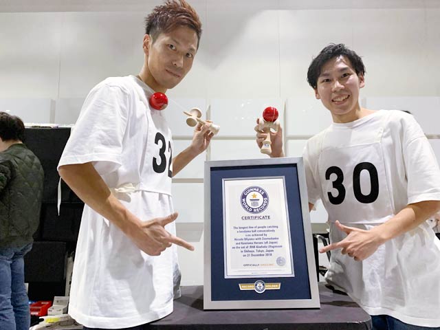 紅白歌合戦後のNHKホールでけん玉ギネス世界記録に全国から招集されたけん玉ヒーローズに選ばれた新潟けん玉部「GATAKEN」の主宰者長谷川さん(左)と村田さんがギネス世界記録の認定証と並んで