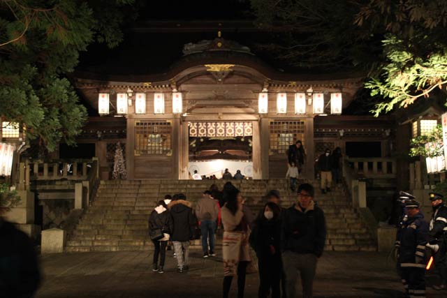 大みそか午後11時前の弥彦神社のようす