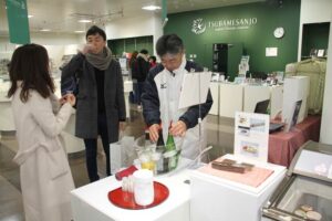 燕三条Wingの初売りの地酒試飲コーナー