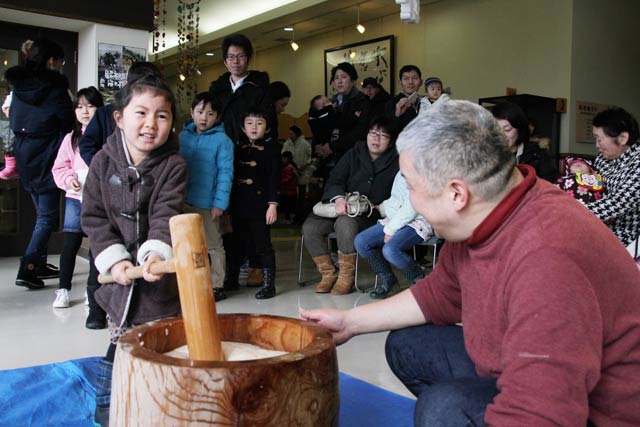 いわむろやで行われた新春ツキつく餅つき大会