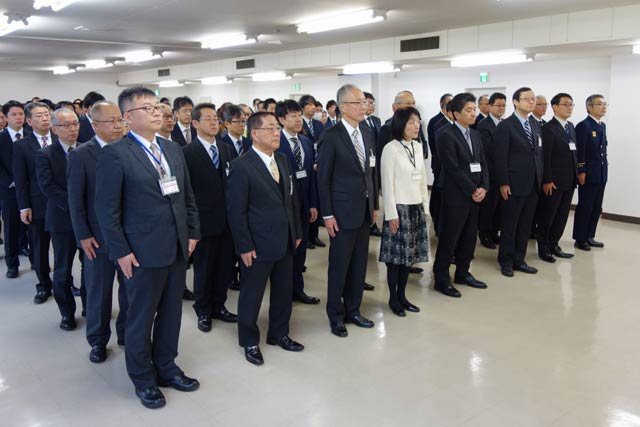 国定三条市長の年頭のあいさつを聞く職員