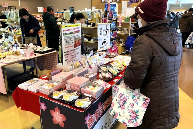 天神講菓子の販売コーナー