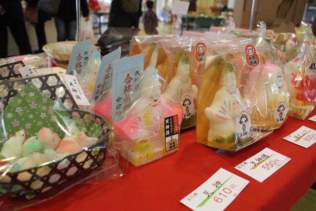 カラフルでかわいらしい天神菓子
