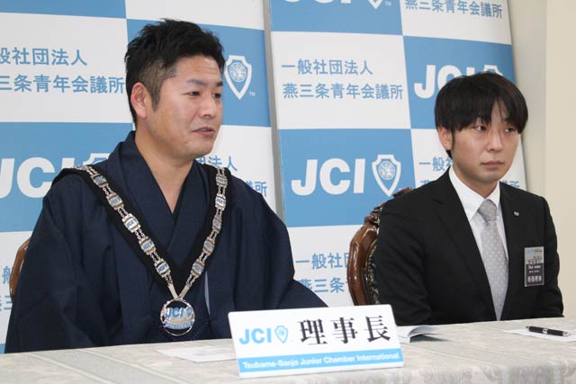 記者会会見する神田理事長、右は野崎寛行専務理事