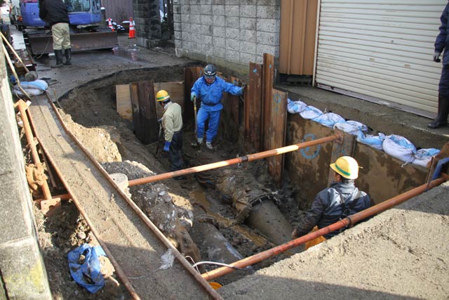 送水管が漏水した現場で急ピッチで進む復旧作業