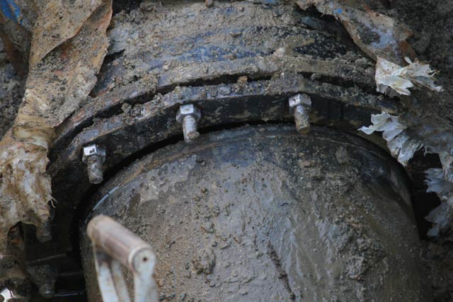 漏水カ所は継ぎ目部分が外れているのがわかる
