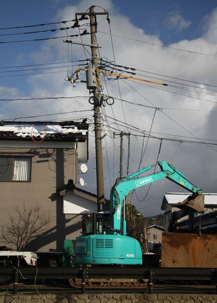 傾いた電柱