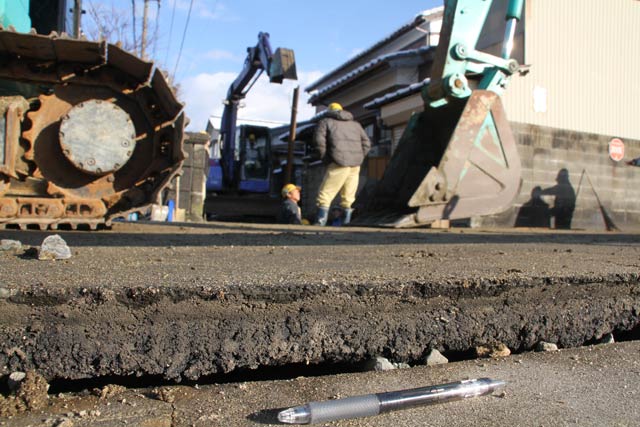 浮き上がった道路のアスファルト