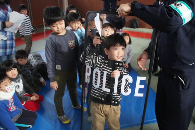 「110番の日」に加茂署で加茂葵幼稚園の園児と保護者から110番について学んでもらう