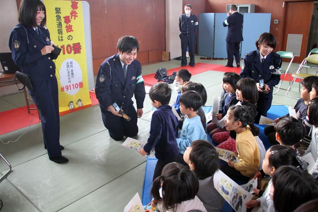 警察手帳に見入る園児