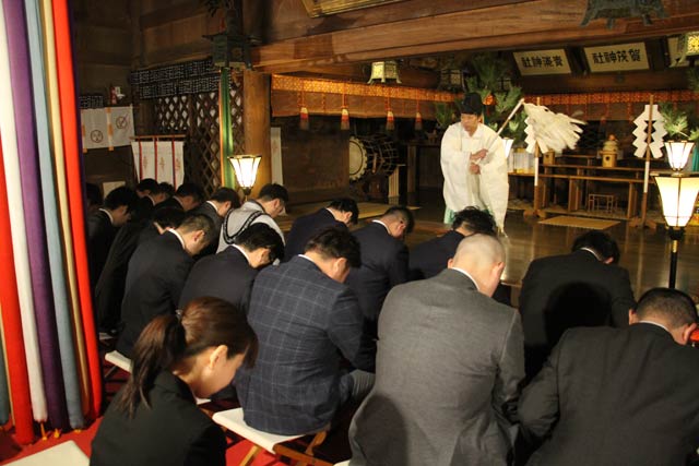 拝殿で祈願祭