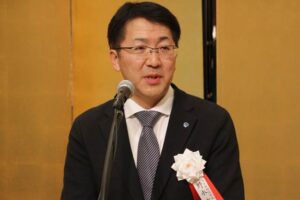 ツインバード工業の新春賀詞交歓会であいさつする野水社長