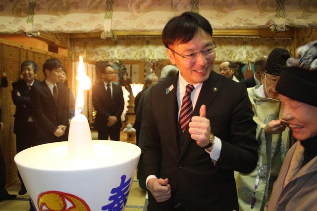 三条市長のろうそくが勢いよく点火して喜ぶ国定市長