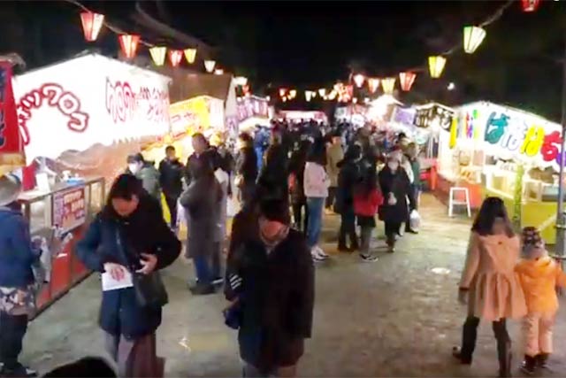 参拝者でにぎわう雪のない境内