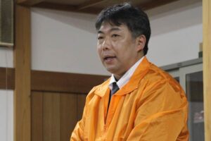 弥彦村長選に出馬する新人小熊氏はミニ集会を重ねて支援の輪を広げる