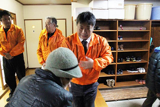 参加者と握手して見送る小熊氏