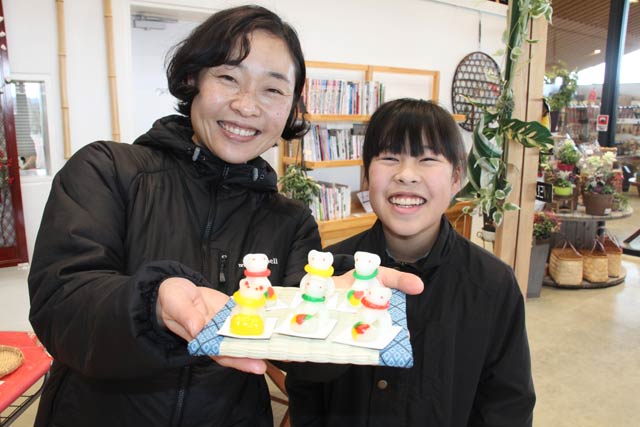 道の駅「庭園の郷 保内」でチンコロを販売した田齋忍さん、康さん親子