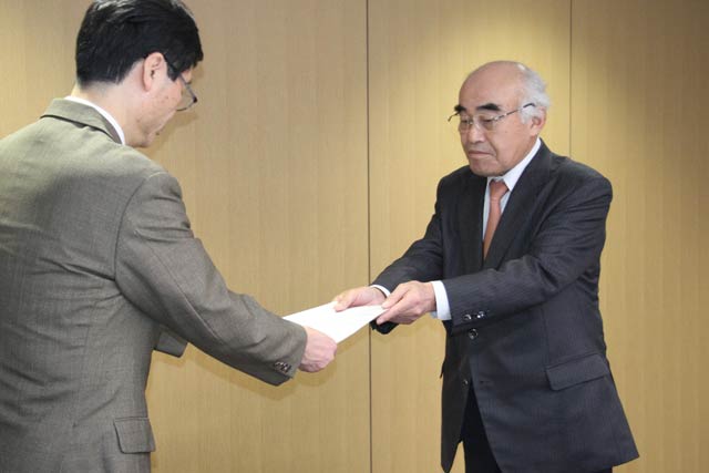 鈴木市長(左)に答申書を手渡す田野燕商工会議所会頭