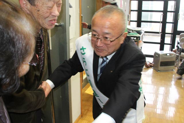 来場者を握手して見送る小林氏