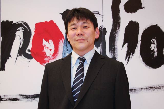 第37回日本刻字展で日本刻字協会理事長賞を受けた金子さんと会場で展示している金子さんの作品